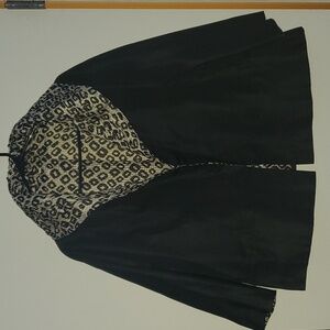 Black blazer with leopard lining inside, 2 frontal pockets, open, 3/4 sleeves.